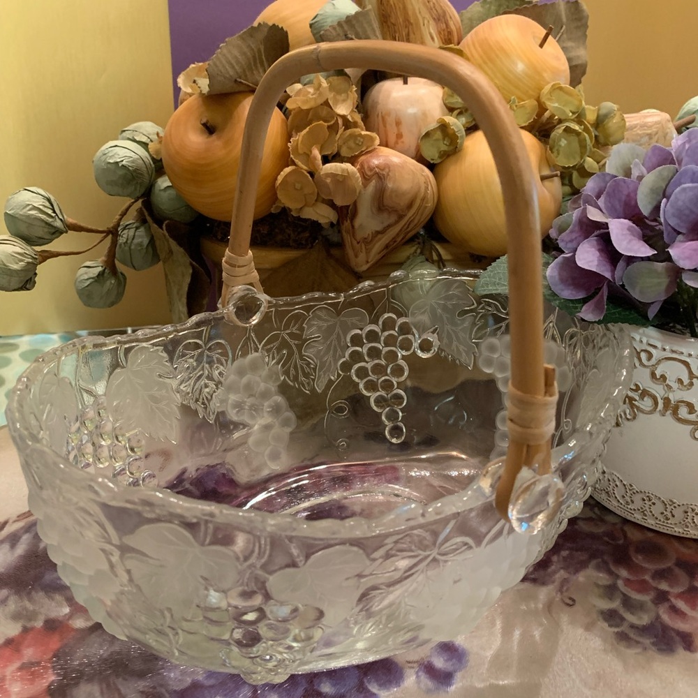 Signed “Vetreria Etrusca “ Italian Crystal Basket w/ Etched Grapes Bamboo Handle